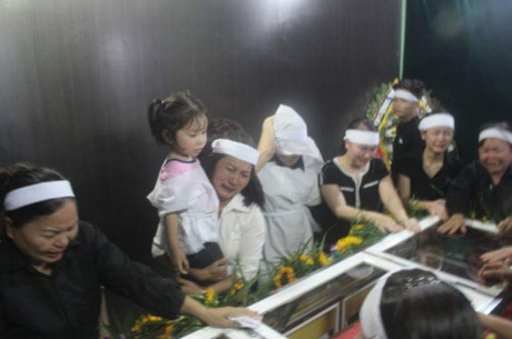 Con gái Đại tá Trần Quang Khải ngây thơ trong vòng tay đồng đội bố - Ảnh 4 Con gai Dai ta Tran Quang Khai ngay tho trong vong tay dong doi bo - Anh 4