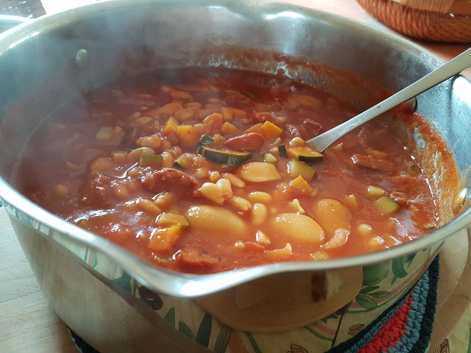 Aus dem Lameng: Spanische Tomatensuppe mit weißen Bohnen und Chorizo Wurst