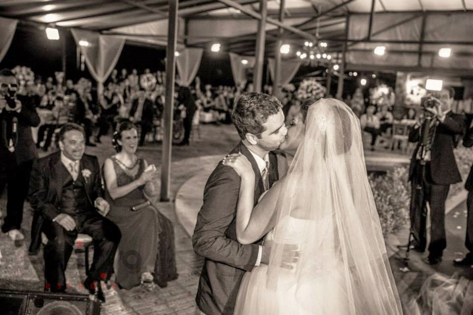 blog-de-casamento-princesa-vestido-vera-wang-cerimônia-noivos-primeiro-beijo princesa-vestido-vera-wang-cerimonia-noivos-primeiro-beijo