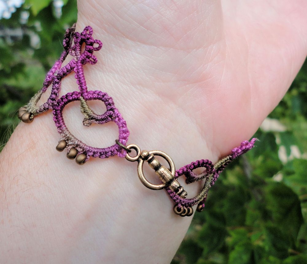 Yarnplayer's Tatting Blog Classic Edge bracelet tatted in "Tourmaline" HDT