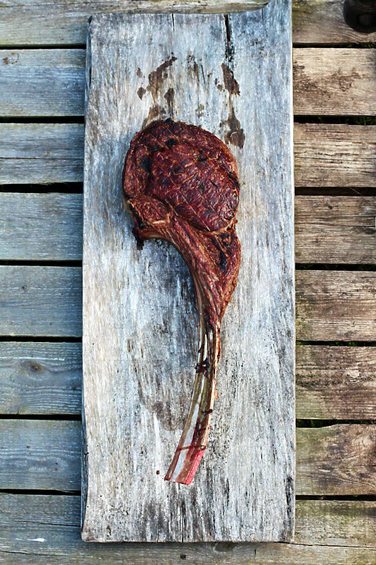 Tomahawk-Steak vom Irischen Ochsen, gegrillt auf offenem Feuer in der Gartenliebe. BBQ mit Arthurs Tochter | Arthurs Tochter kocht. Der Blog für Food, Wine, Travel & Love von Astrid Paul
