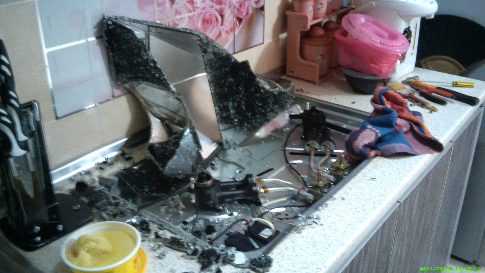 Dapur Oh Dalam Process Mengemas Baru Aku Nampak Kaca Ni Dikuatkan Dengan Aluminium Mesh Dan Maybe Untuk Back Up Kalau Pecah So Dia Tak Berterabur Rasa Dapur