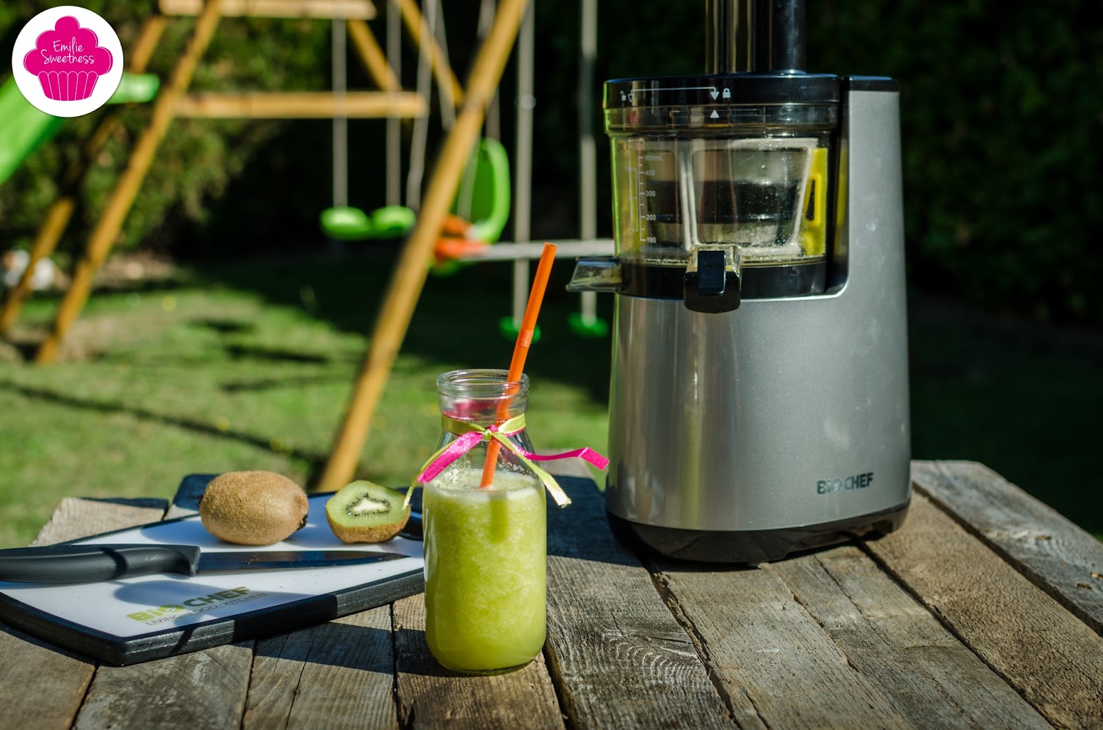 Emilie Sweetness Jus de kiwis et de pommes un jus vitaminé Recette rapide réalisée avec un Emilie Sweetness Jus de kiwis et de pommes un jus vitaminé Recette rapide réalisée avec un