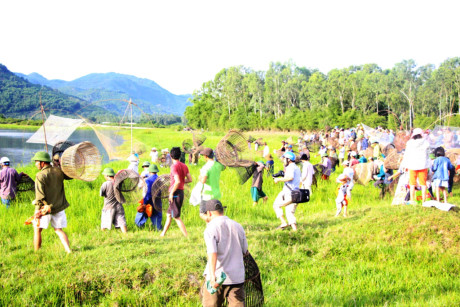 Hang ngan nguoi doi nang bat ca cau may - Anh 5