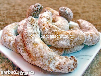 Cornuleţe fragede cu nucă