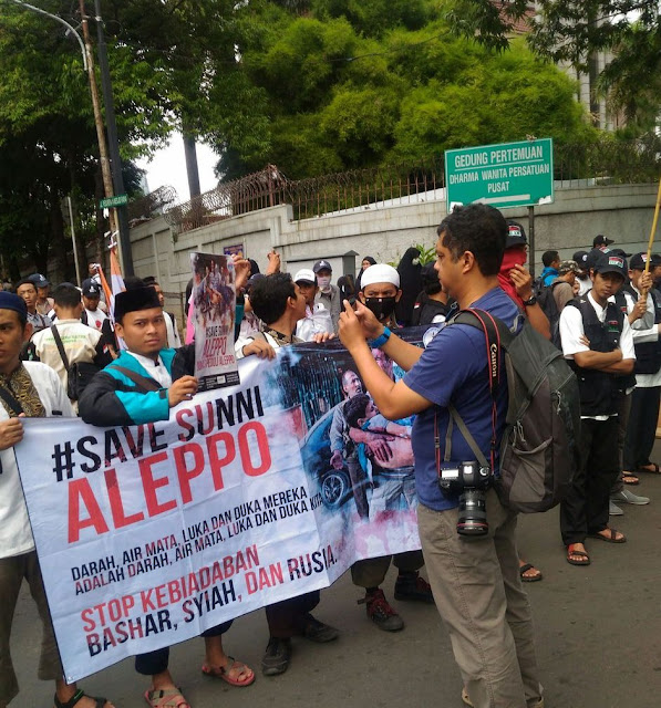 Ratusan Muslim Gelar Aksi Solidaritas untuk Aleppo di Depan Kedubes Rusia Ratusan Muslim Gelar Aksi Solidaritas untuk Aleppo di Depan Kedubes Rusia