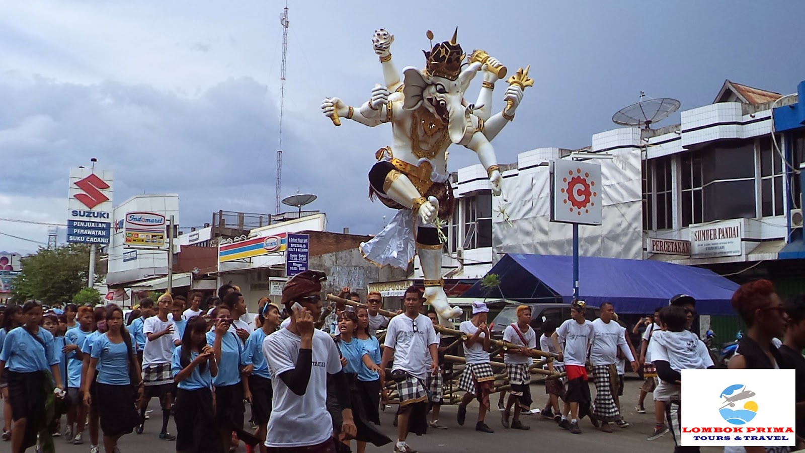 LOMBOK PRIMA TOURS & TRAVEL: OGOH-OGOH ANCIENT TRADITION AND THE FIRE ...