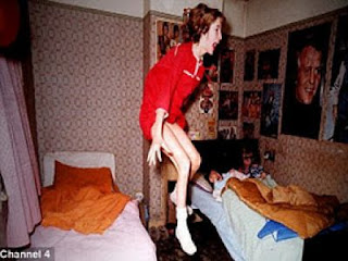 ΦΩΤΟ – ΣΟΚ: Η απίστευτη ιστορία της 11χρονης που αιωρούνταν πάνω από το κρεβάτι της!