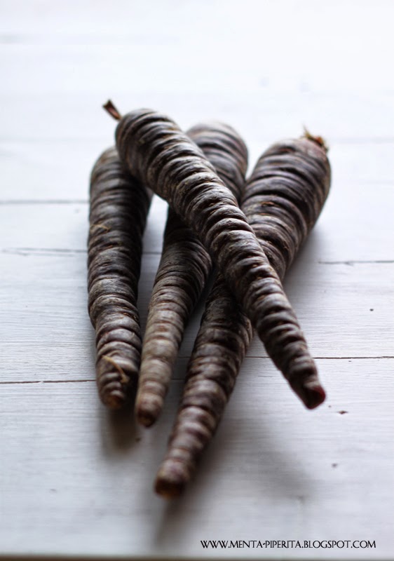 vellutata di patate e ceci alla curcuma con julienne di carote nere