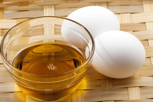 Lhuile dolive avec le vinaigre pour les cheveux les rappels