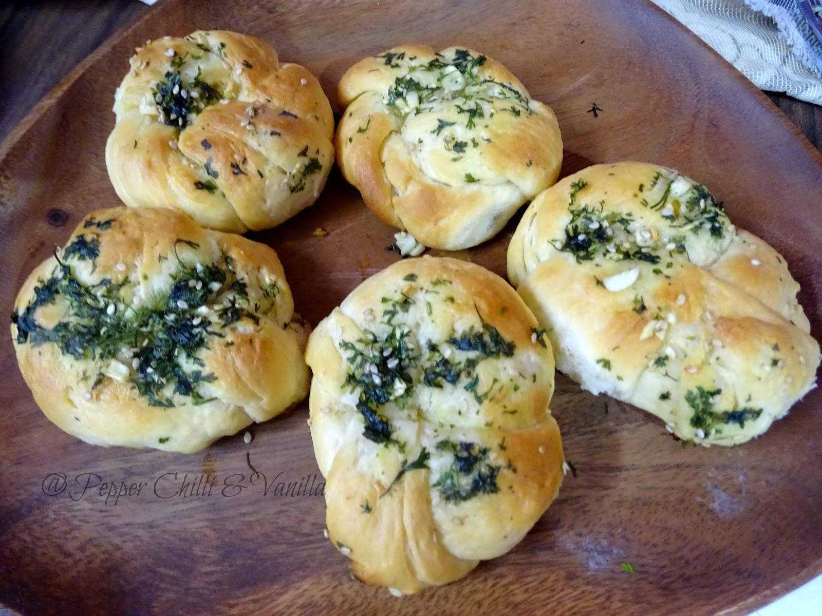 Butter Garlic Knots/Eggless Butter Garlic Knots/Eggless Dinner rolls