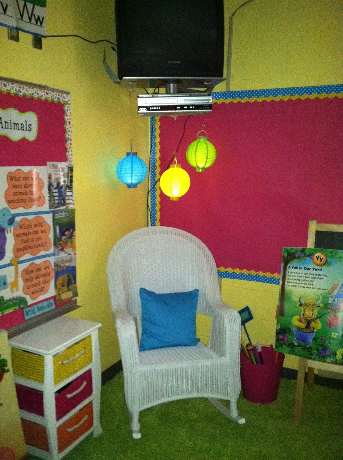 Life in First Grade Classroom decorating Day Four