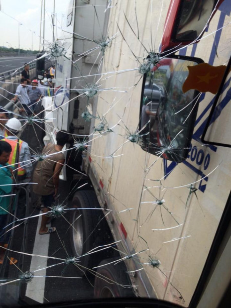 Tai nan xe khach, hanh khach tu dap vo kinh o to thoat hiem - Anh 5