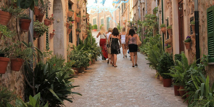 Calles floridas y llenas de macetas en Valldemosa, Mallorca 