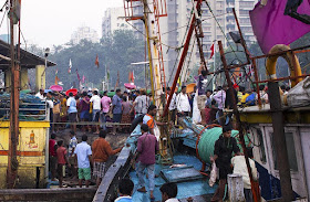 sassoon docks, traders, fishermen, auction, action, fishing boat, mumbai, india, 