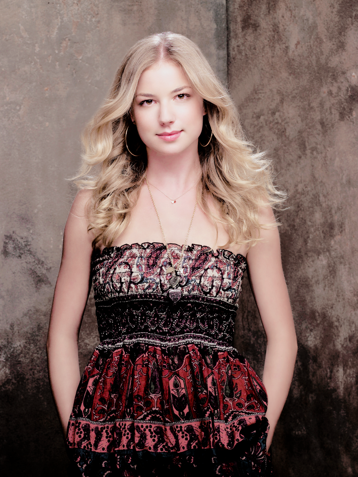 Emily VanCamp Brothers and Sisters Season 2 Promotional photo