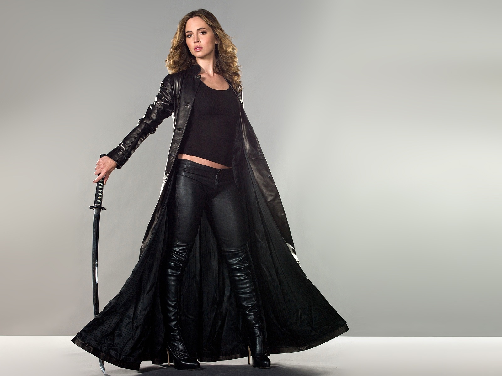 Sonhar Com Pessoas Vestida De Preto Imagem de Fundo - Mulher vestida de preto com sabre na mão | Imagens de