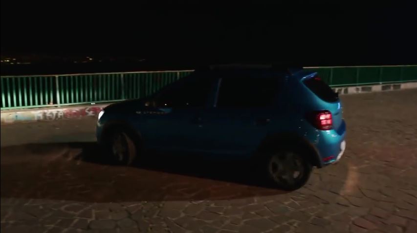 Modello Dacia pubblicità Sandero, con Genny Savastano al volante con Foto - Testimonial Spot Pubblicitario Dacia 2017