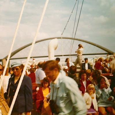 Menschen auf einem Ausflugsschiff, Kleidung und Farben der 1970-er Jahre