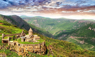 замок в горах Армении