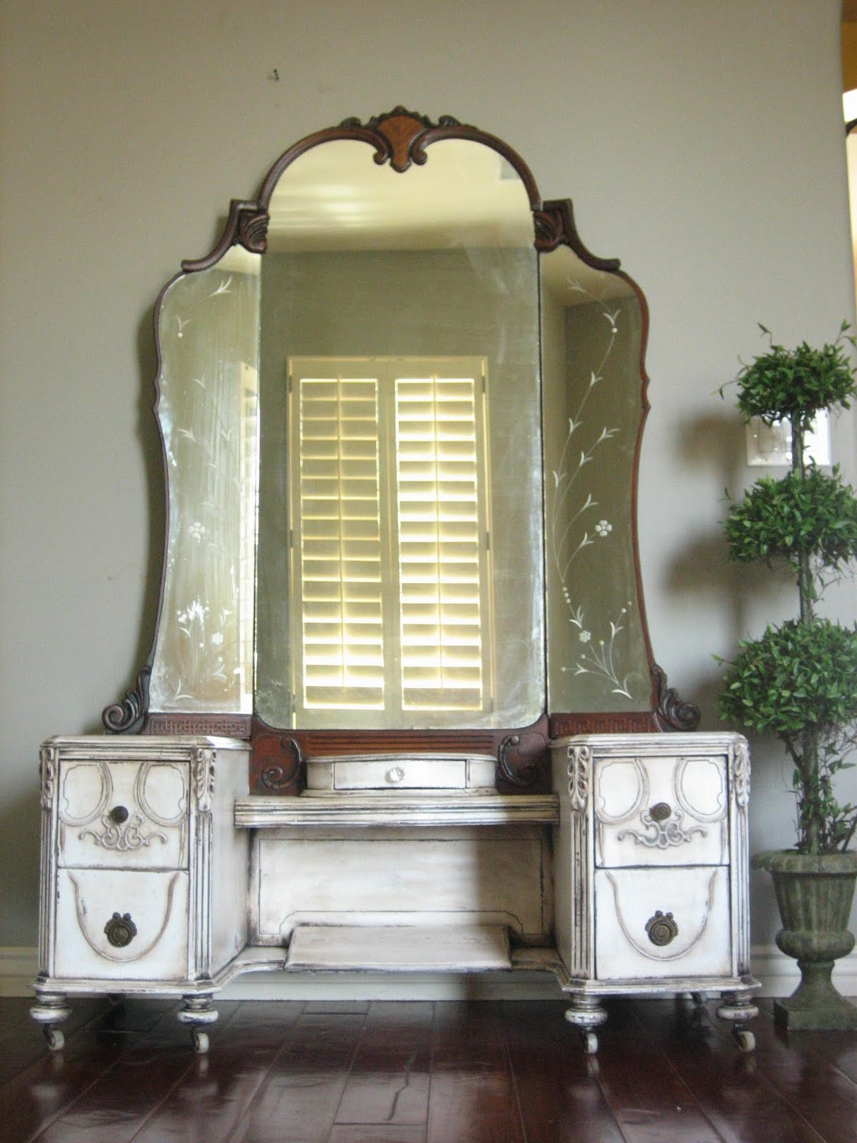 European Paint Finishes Antique Dressing Vanity