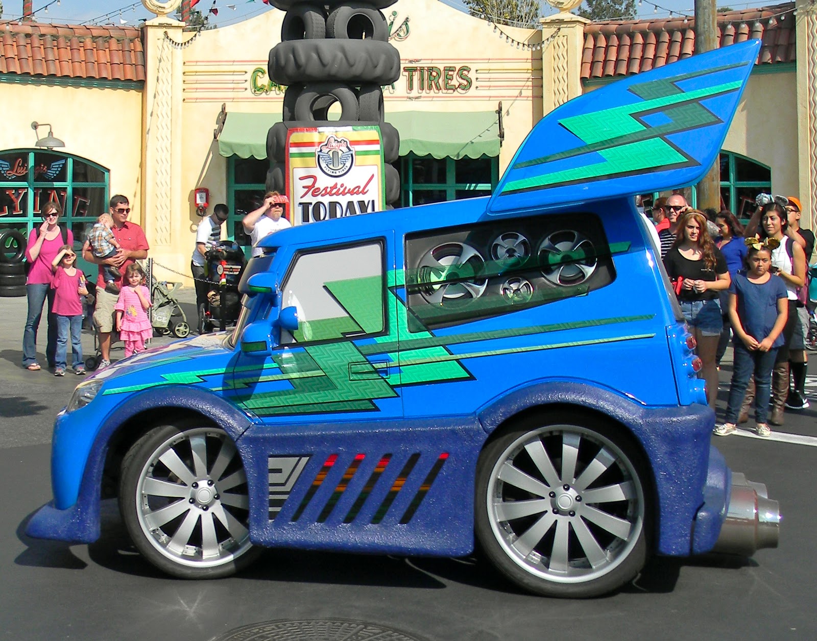 The Mouse Minute (Formerly Brad's Everything Disney Blog) DJ Dance and