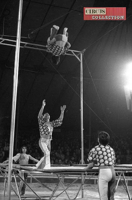 Los Robertos acrobate au  trampoline