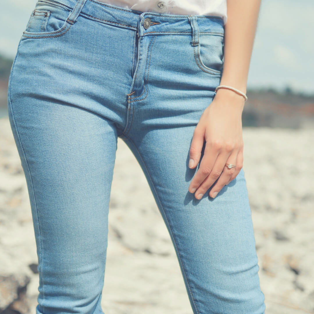 woman wearing light blue jeans