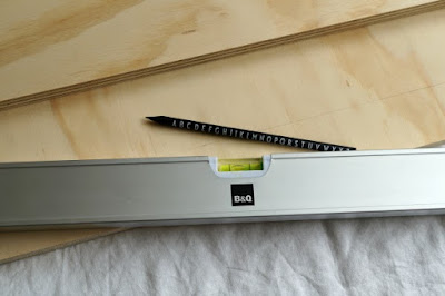 No blog Achados de Decoração: DIY ou Faça Você Mesa uma estante linda e simples