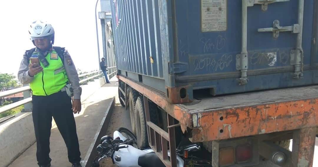 Aksi heroik pak polisi ganjal truk dengan motornya
