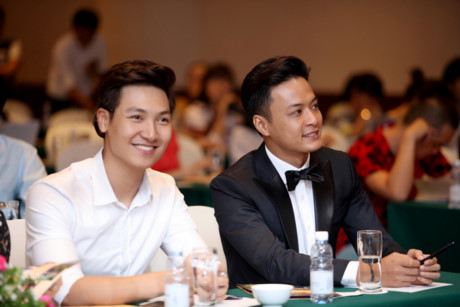 Hong Dang: Toi it de vo thay minh om hon tren man anh - Anh 2