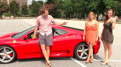 Πώς αντιδρούν οι άνδρες στη θέα δυο γυναικών με Ferrari; 