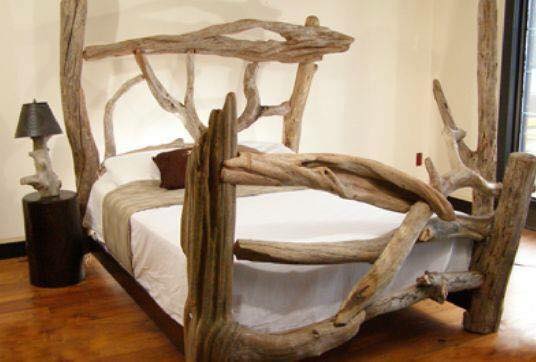 Camas con decoraciones de ramas y troncos de madera | Construccion y