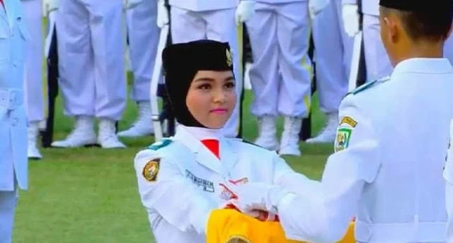 Pembawa baki penurunan bendera 2016