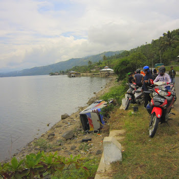 Bus terguling di tepi Danau Singkarak