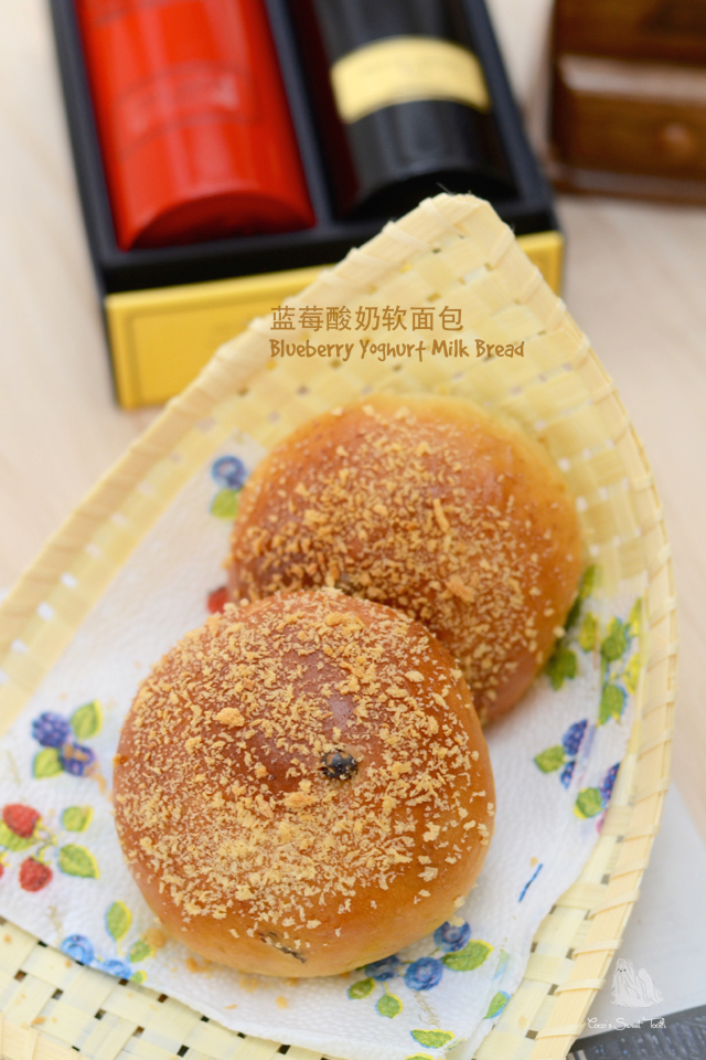 Coco's Sweet Tooth...The Furry Bakers 蓝莓酸奶软面包 Blueberry Yoghurt