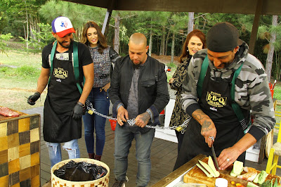 Competidores têm o desafio de cozinhar amarrados (Foto: Gabriel Gabe) Competidores têm o desafio de cozinhar amarrados (Foto: Gabriel Gabe)