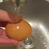 الحذر من غسل البيض قبل استعماله