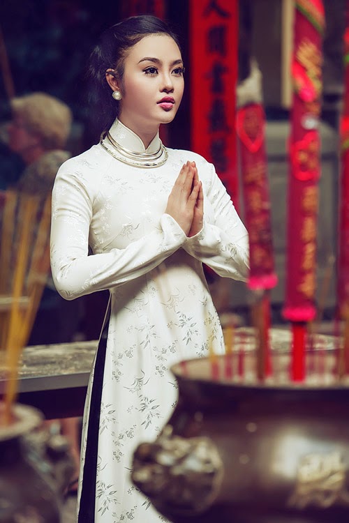 Julia Hồ nữ tính gợi cảm trong album áo dài trắng tinh khôi