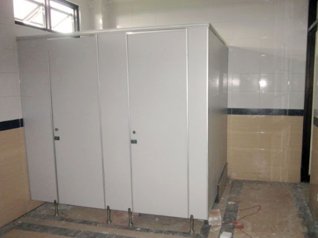 Partisi Toilet Liwa - Desain Elegan