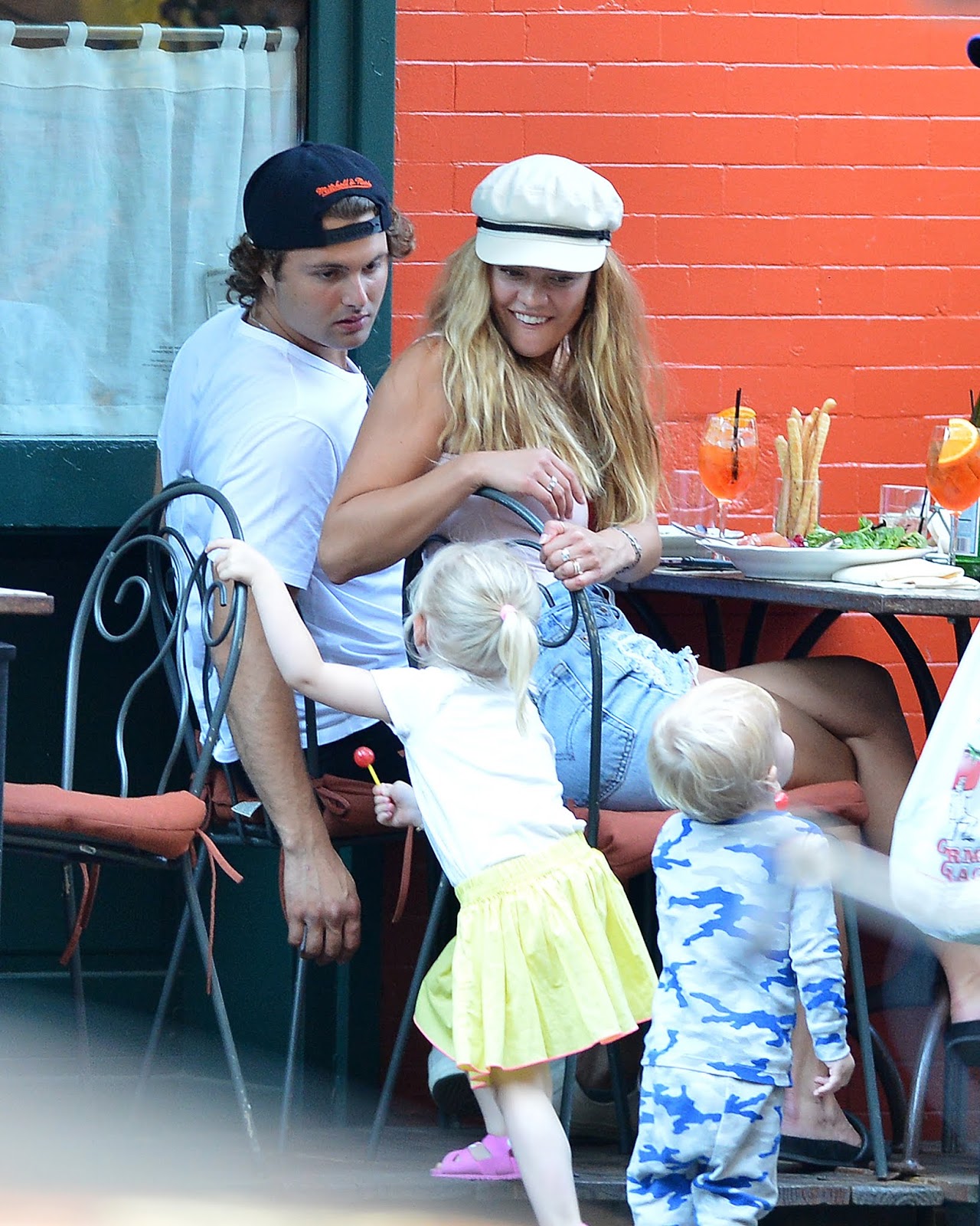 Nina Agdal dining al fresco at Sant Ambroeus in New York City – Celeb
