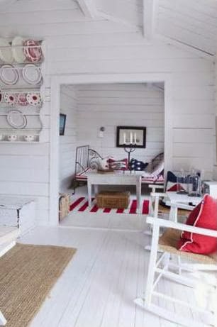 casa de verano decorada en blanco y rojo