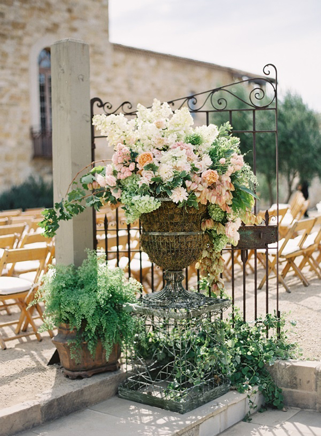 10 StealWorthy Flower Arrangements For Your Wedding Ceremony Belle