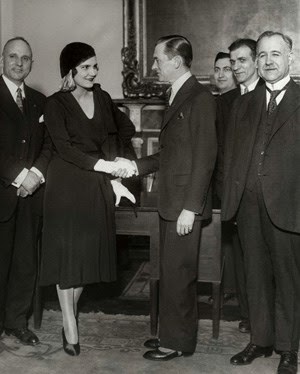 Μις Ευρώπη 1930 Αλίκη Diplaraku συναντιέται με τον Δήμαρχο της Νέας Υόρκης Walker. ΗΠΑ, New York, 1930  Φωτογραφίες από την περιοχή - humus.livejournal.com 
