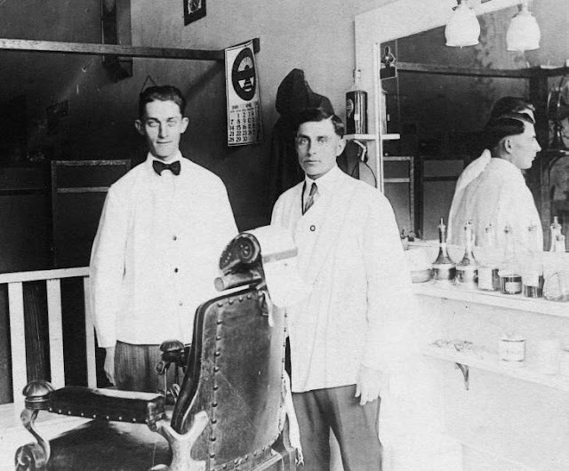 33 Rare Vintage Photographs Captured Barber Shops From Between the Late