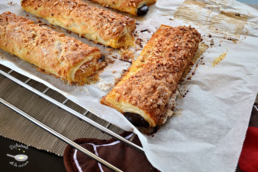 Cañas de hojaldre rellenas de chocolate o cabello de ángel