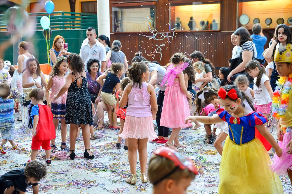 Carnaval: Cynthia Portella ensina penteados infantis para a folia