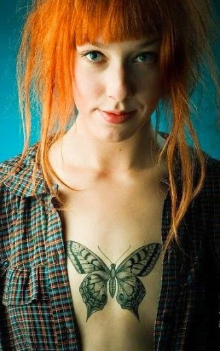 Incrível tatuagem de borboleta sobre as mulheres de peito