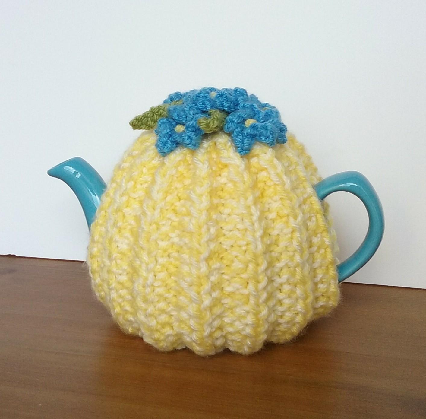 Traditional Squares 1.5-2 Pints Hand Knitted Tea Cosy for Medium Size Tea Pot