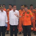 Kenakan Kemeja Putih, Jokowi Tinjau Posko Evakuasi JICT II Korban Pesawat Jatuh 